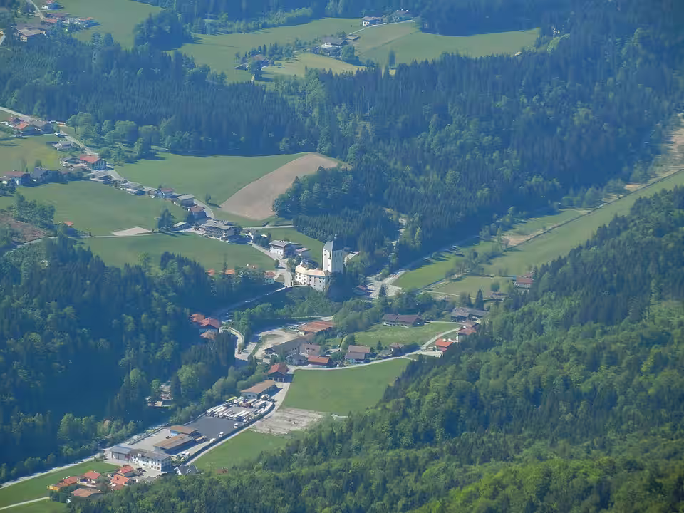 Blick auf Mariastein mit Wallfahrtskirche und Turm