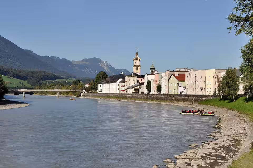Rattenberg mit Häusern und Kirche am Inn