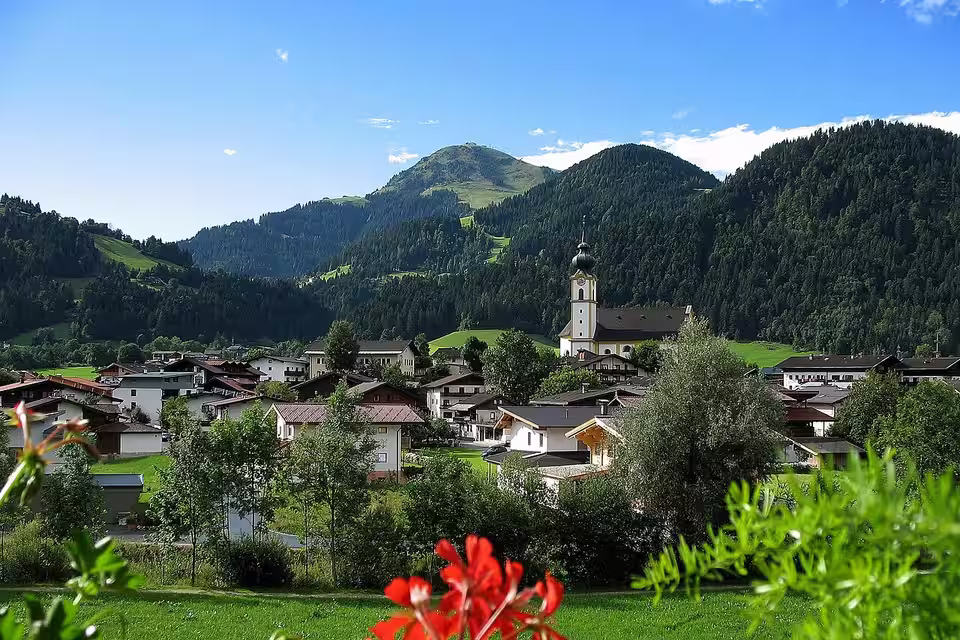 Söll mit Kirche und Bergen im Hintergrund