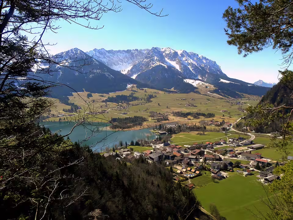 Walchsee mit Ort und Bergkulisse