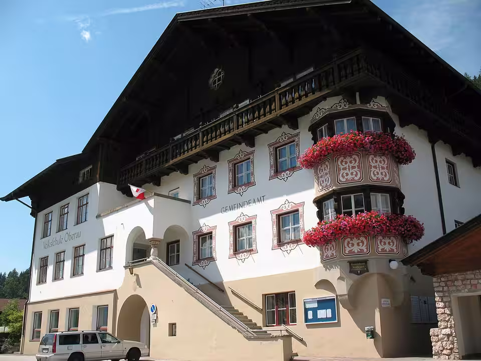 Gemeindeamt und Schule in Oberau, Gemeinde Wildschönau