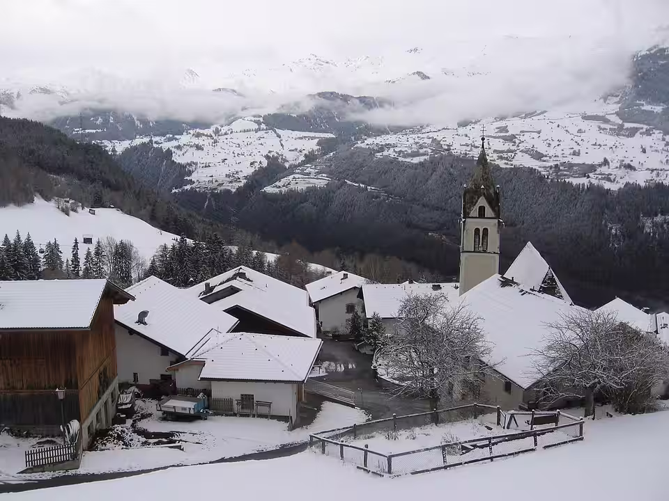 Verschneite Häuser und Kirche von Fendels
