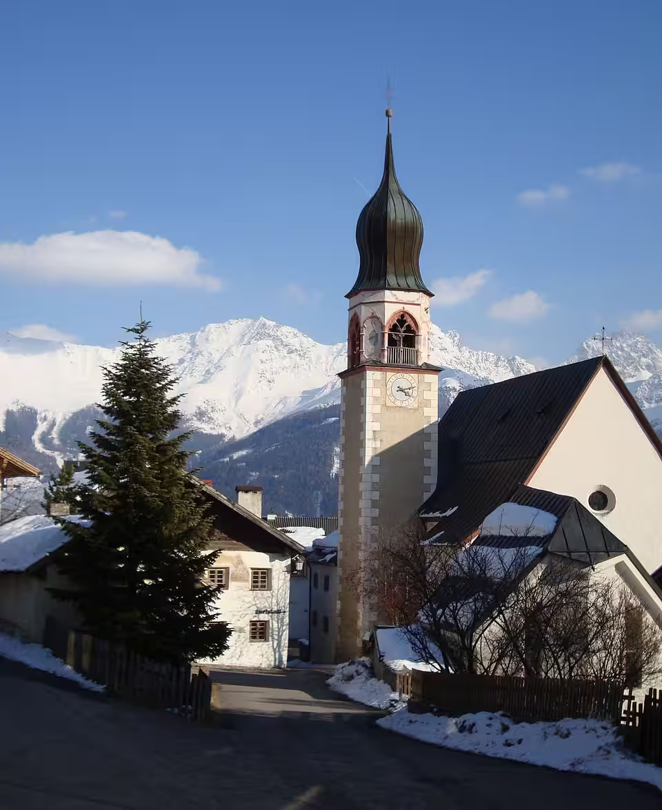 Ortszentrum und Pfarrkirche von Fiss