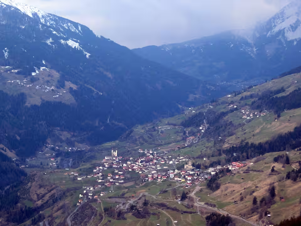 Blick auf Fließ am Hang über dem Inntal