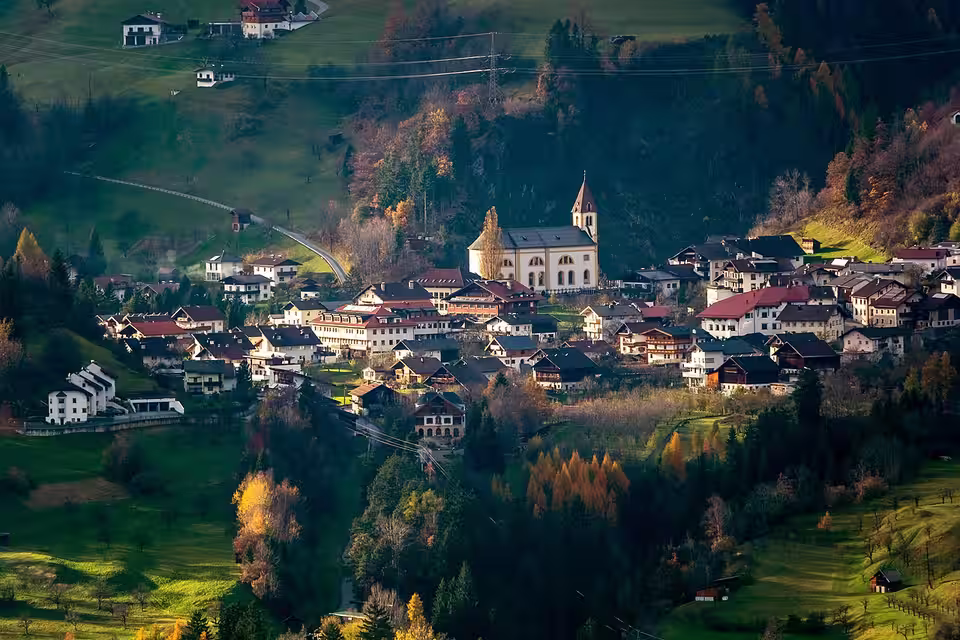 Herbstlicher Blick auf Grins mit Pfarrkirche