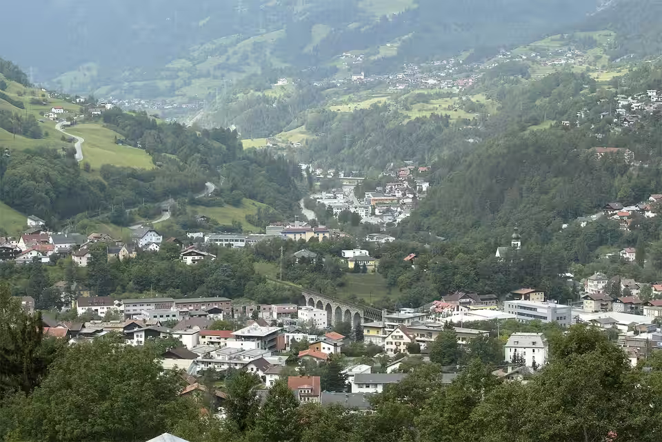 Landeck im Inntal mit der Eisenbahnbrücke