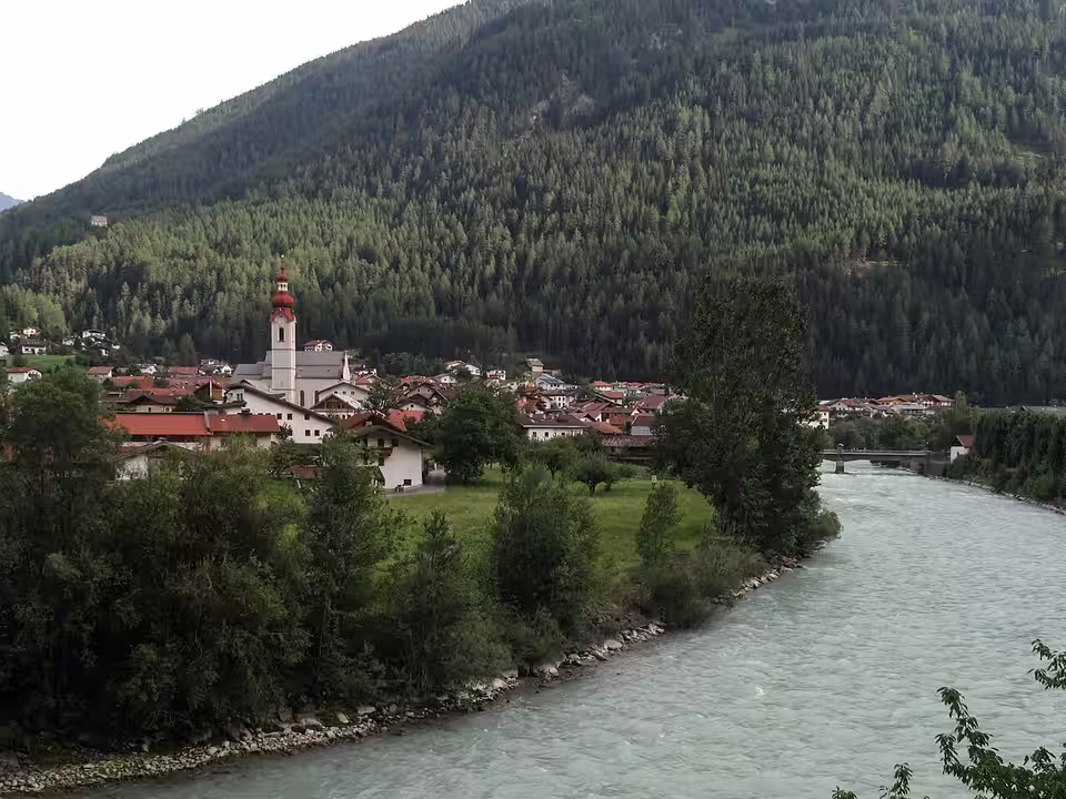 Pfunds mit Kirche am Inn