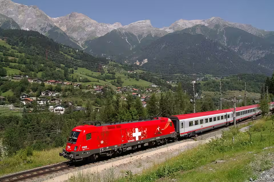 Zug auf der Arlbergbahn bei Pians vor der Bergkulisse
