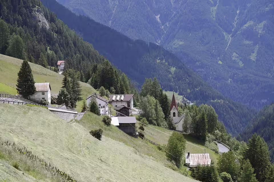 Mittelspiss mit Kirche und Häusern am steilen Hang