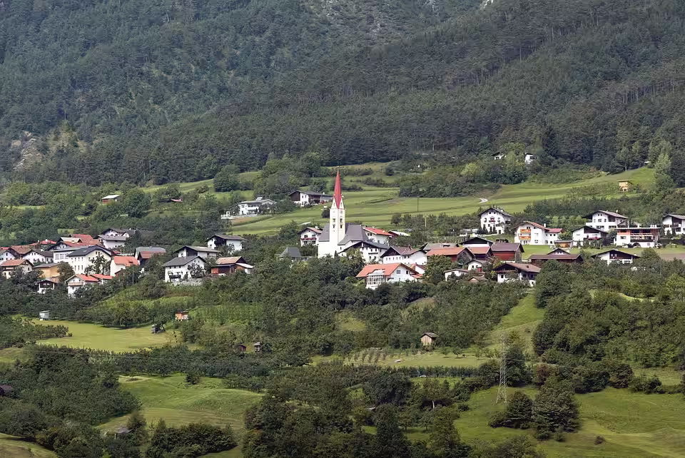 Blick auf Stanz bei Landeck mit der Pfarrkirche