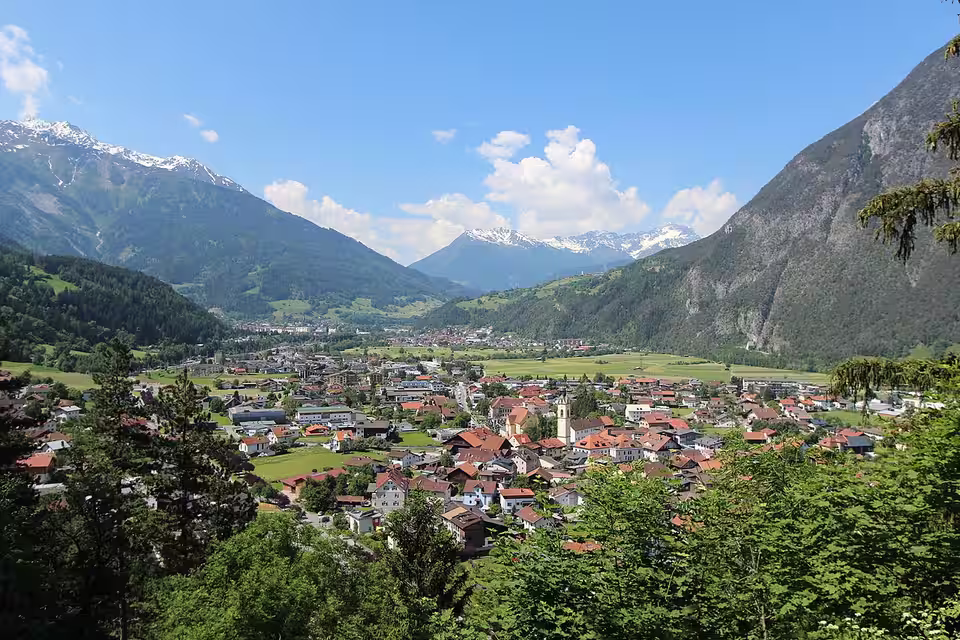 Zams im Inntal mit Bergen im Hintergrund