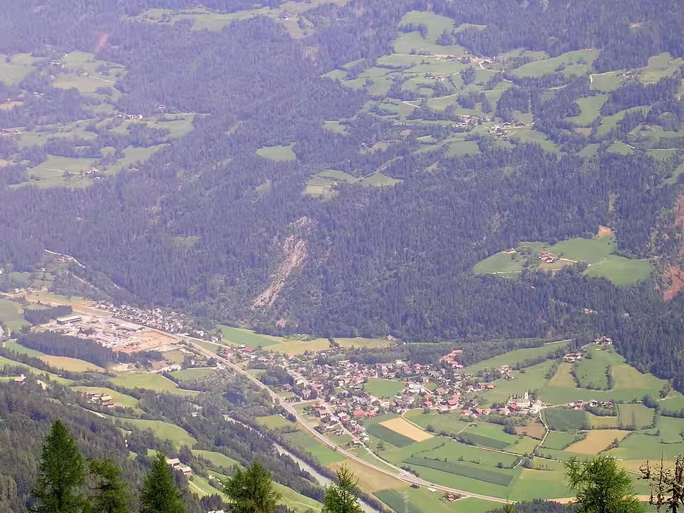 Blick vom Bösen Weiberle auf Ainet und Alkus