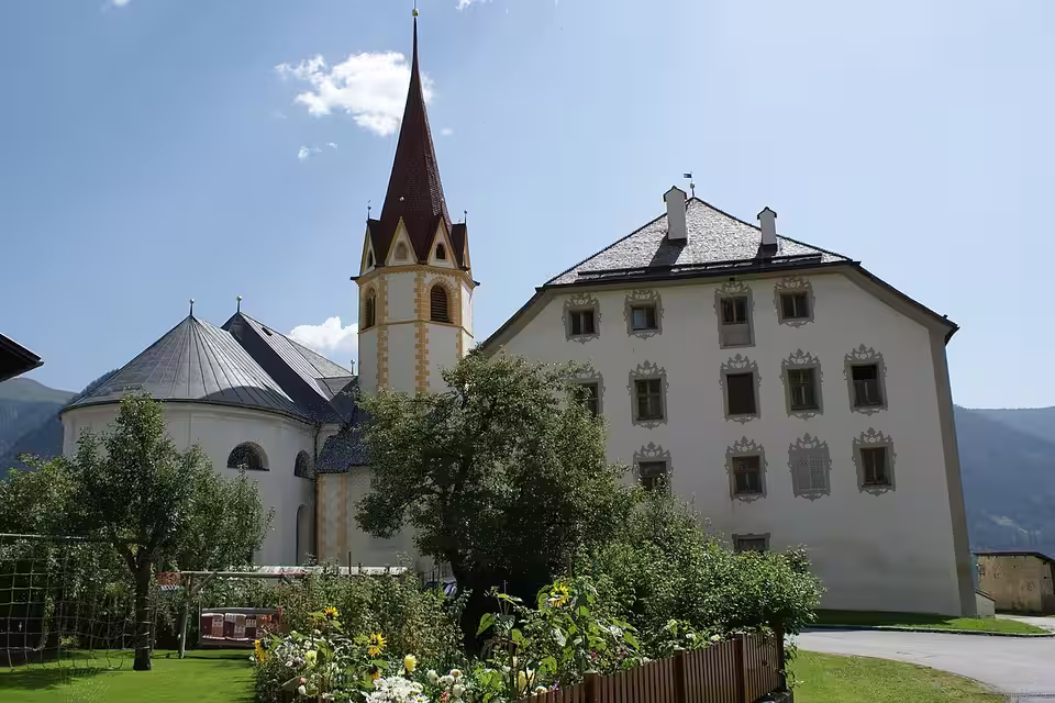 Pfleghaus und Pfarrkirche in Anras