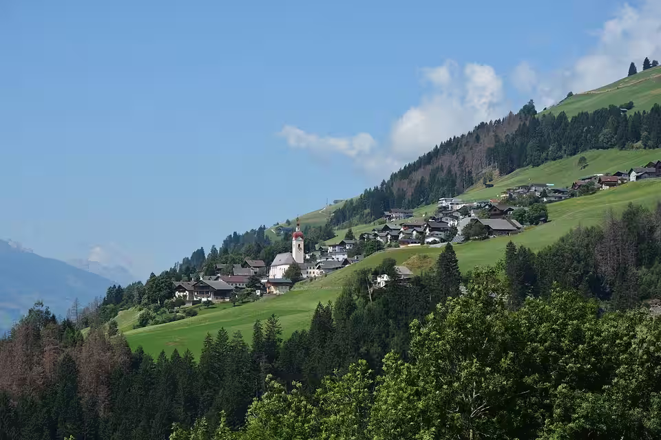 Blick von Osten auf Assling am sonnigen Hang