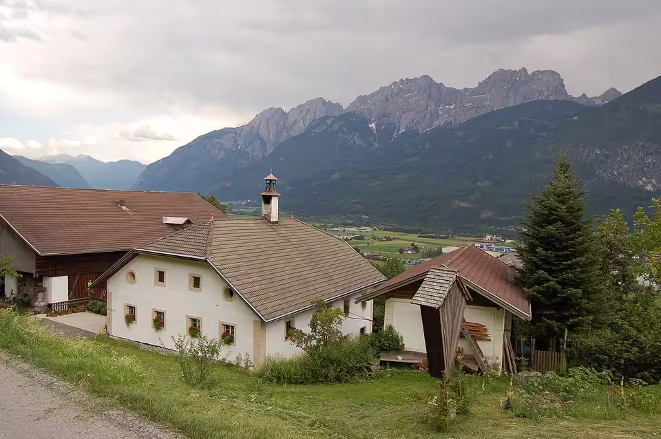 Paarhof Grißmann in Untergaimberg mit Lienzer Dolomiten im Hintergrund