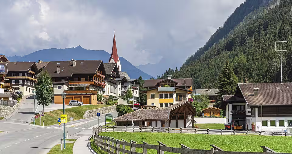 Ortskern von Hopfgarten in Defereggen mit Kirche und Bergen