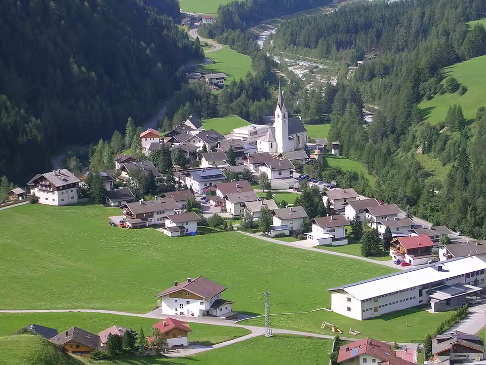 Ködnitz in Kals am Großglockner mit Pfarrkirche und Schulzentrum