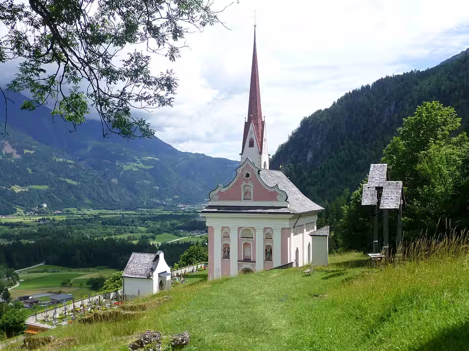 Wallfahrtskirche Sankt Ulrich in Lavant mit Blick ins Drautal