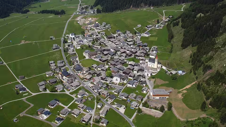 Luftaufnahme von Obertilliach mit Pfarrkirche und dicht stehenden Häusern