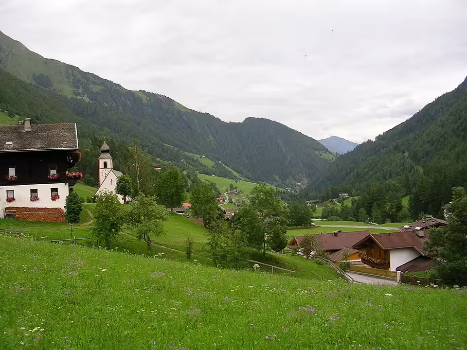 Prägraten am Großvenediger mit Kirche und grünen Wiesen