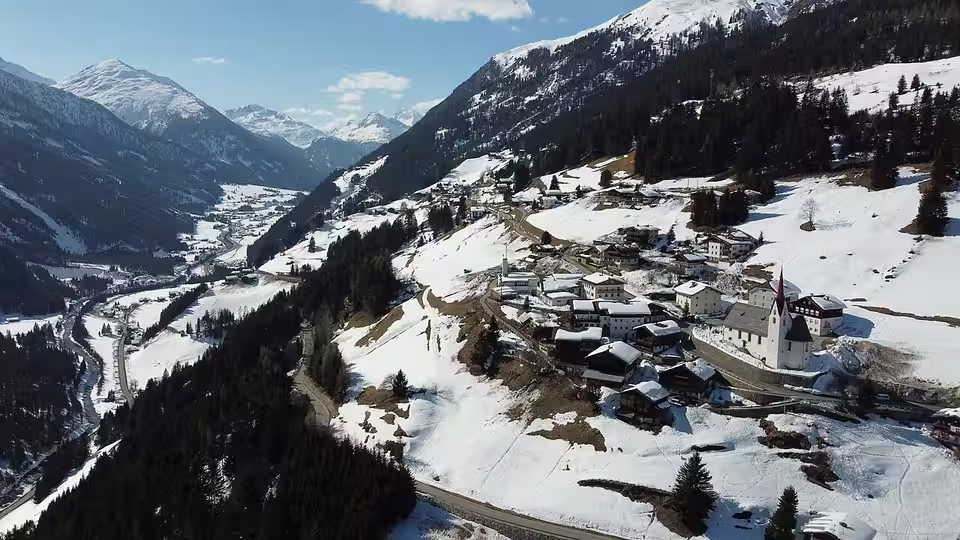 Winterliche Luftaufnahme von Sankt Veit in Defereggen