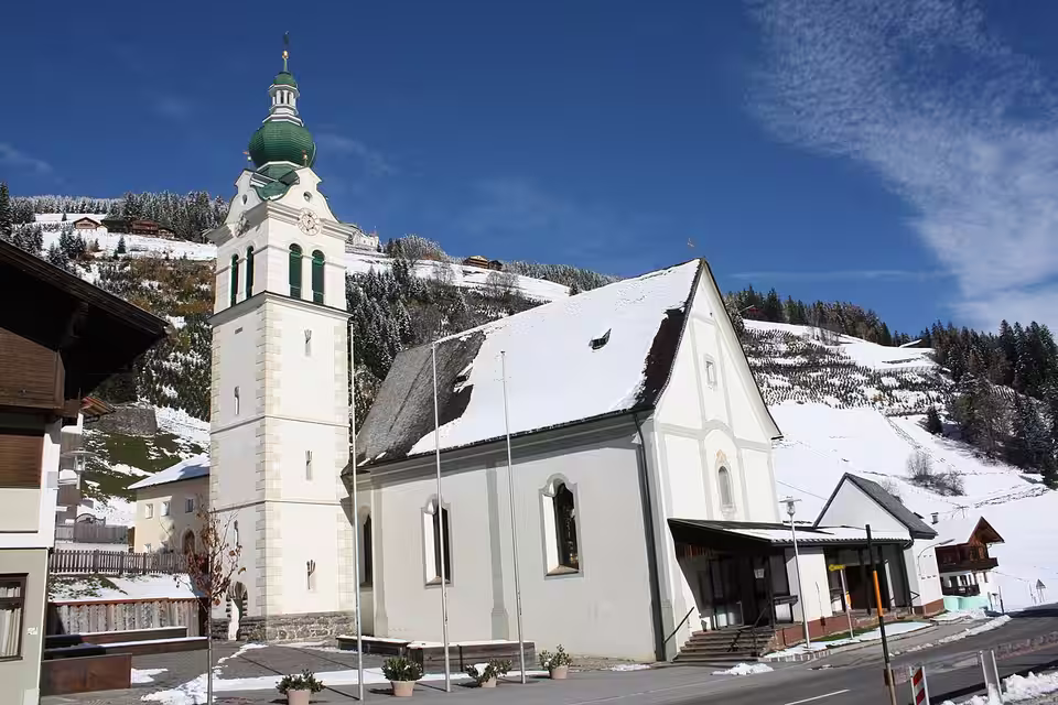Pfarrkirche von Untertilliach im Winter
