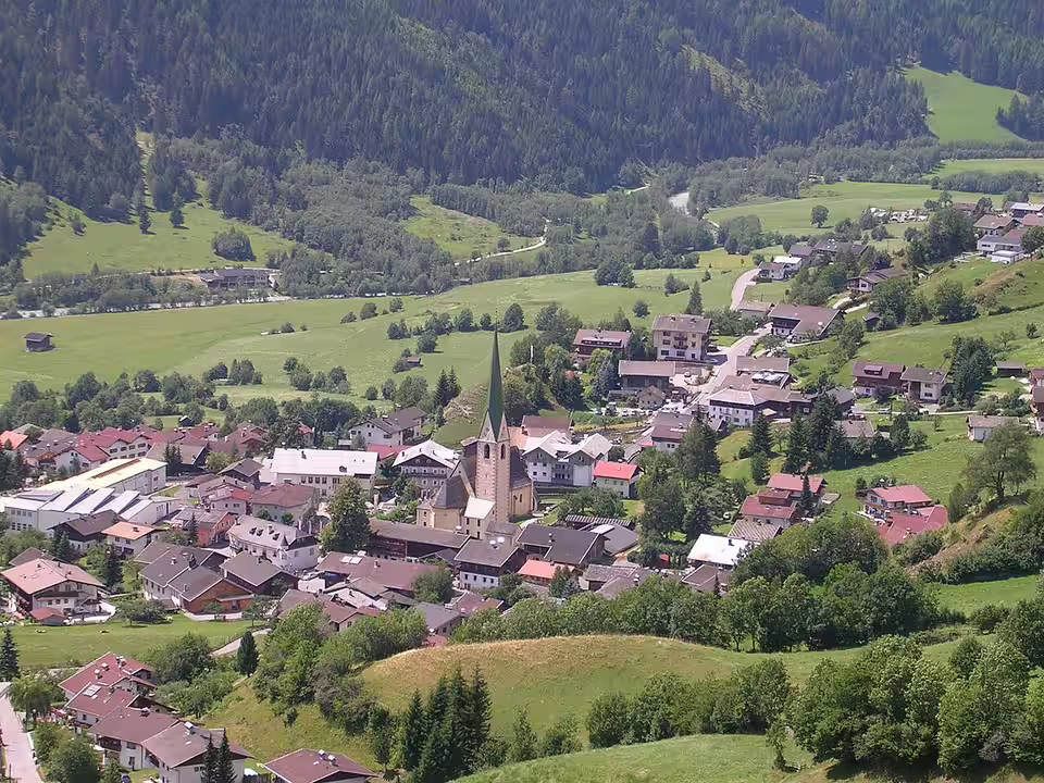 Blick von der Burgruine Rabenstein auf Virgen-Dorf