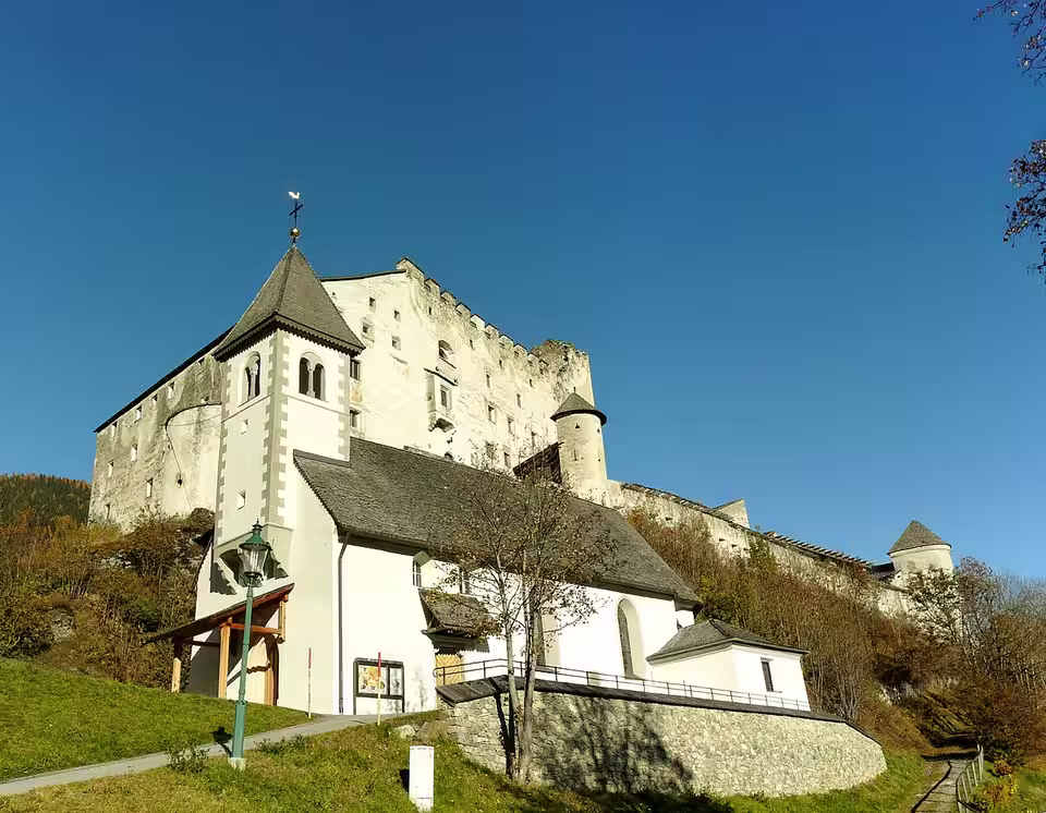 Burg Heinfels über dem Ort