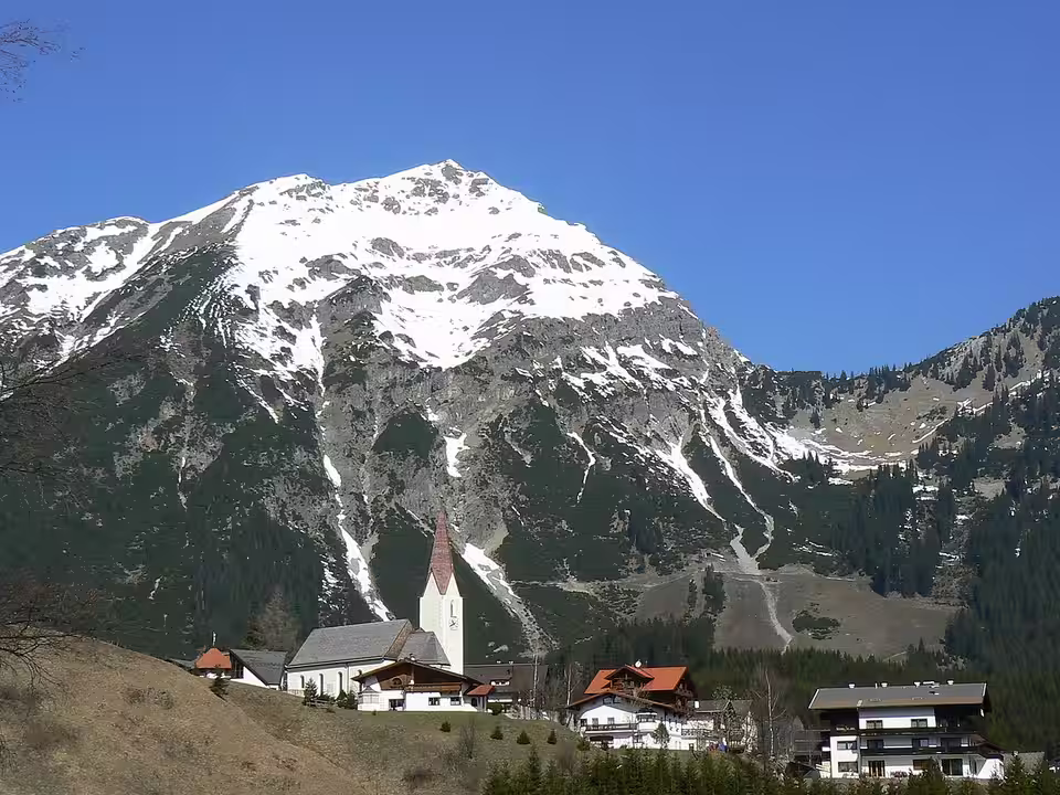 Berwang mit Kirche vor einem schneebedeckten Berg