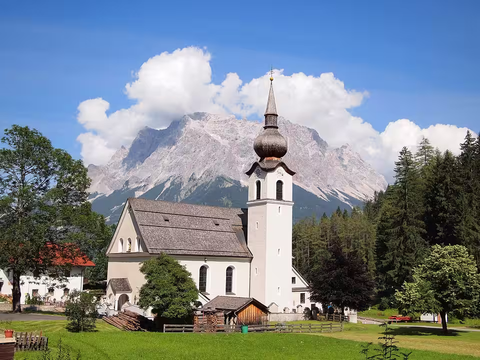 Pfarrkirche von Biberwier vor der Bergkulisse