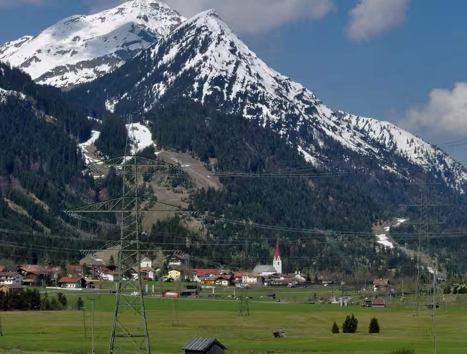 Bichlbach mit Kirche am Fuß der Berge