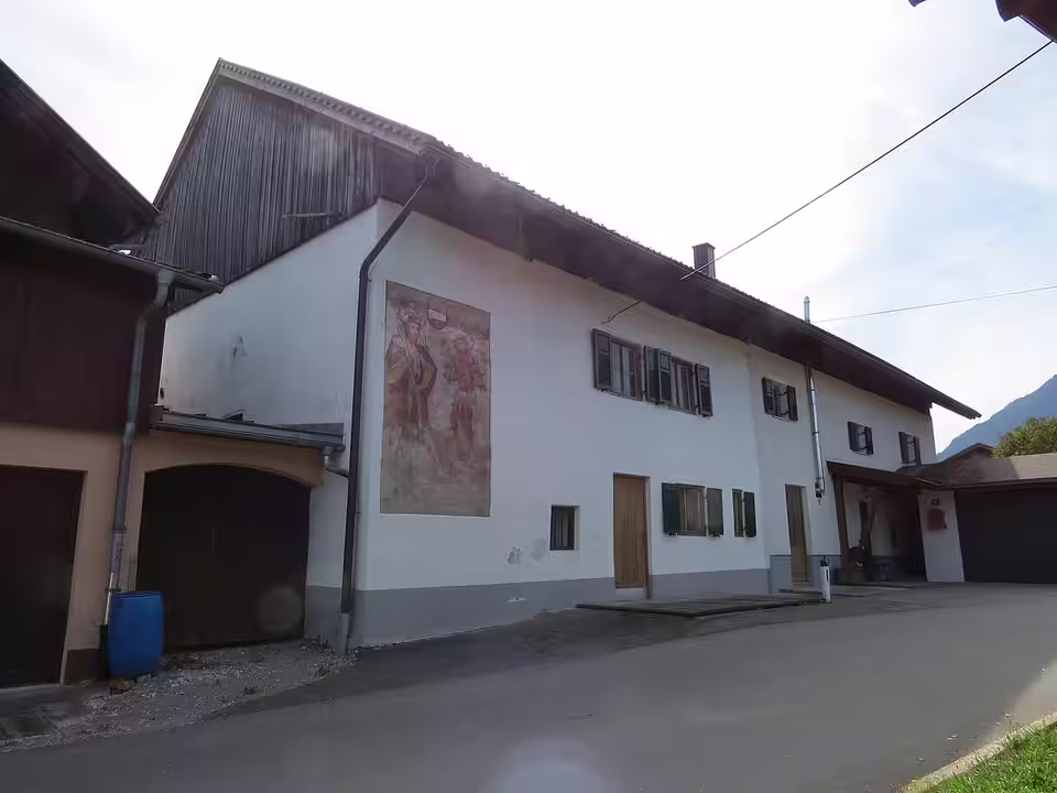 Historisches Bauernhaus mit Heiligenfresko in Ehenbichl