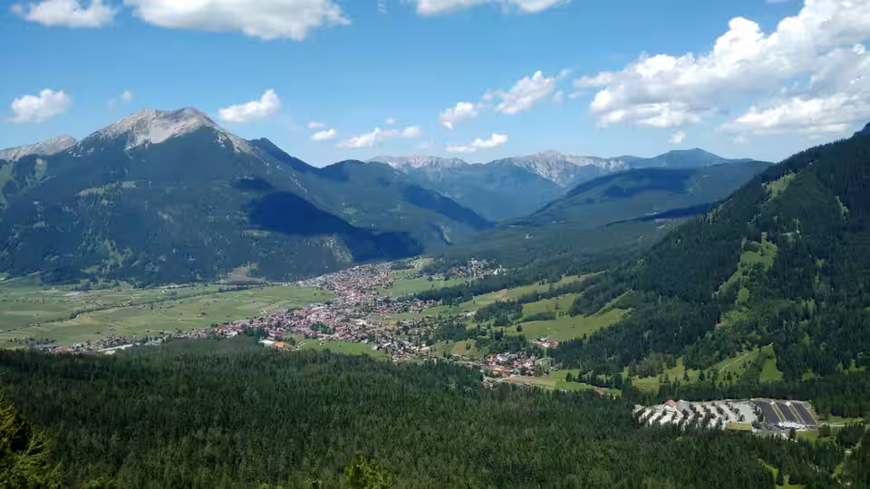 Blick auf Ehrwald und das grüne Tal