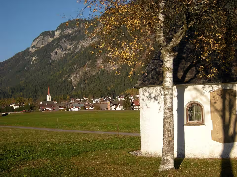 Kapelle und Blick auf Elmen im Lechtal