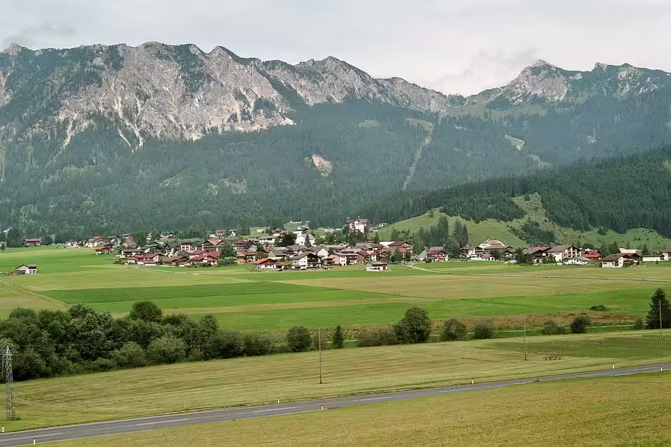 Grän im Tannheimer Tal vor den Bergen