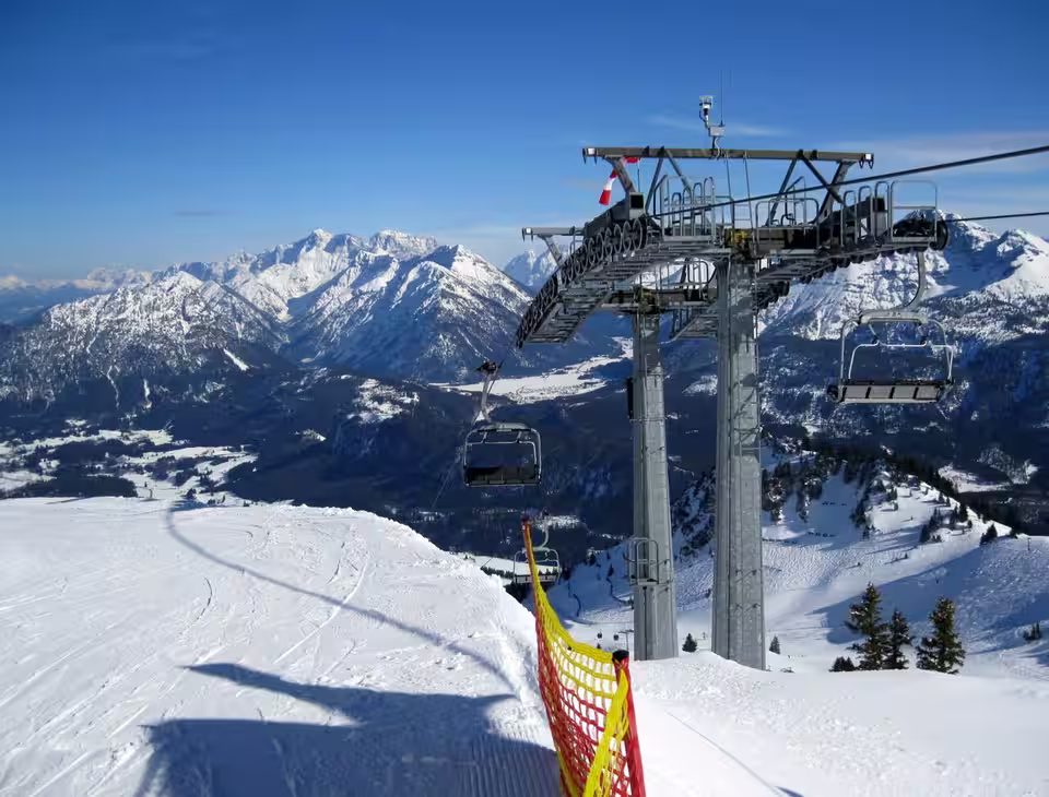 Sessellift Höfener Almbahn im Skigebiet Höfen-Hahnenkamm