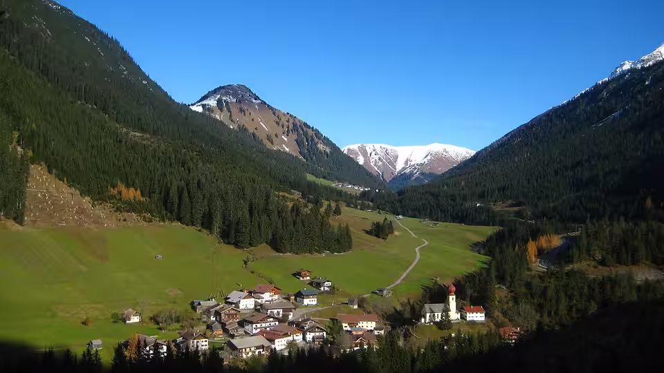 Namlos im grünen Tal zwischen bewaldeten Bergen