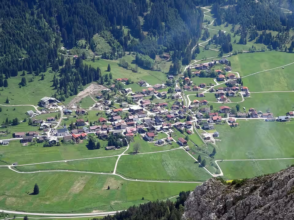 Blick von der Krinnenspitze auf Nesselwängle