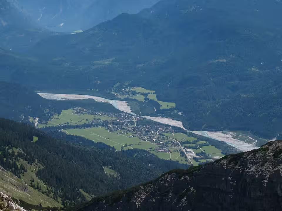 Blick von der Leilachspitze auf Weißenbach am Lech