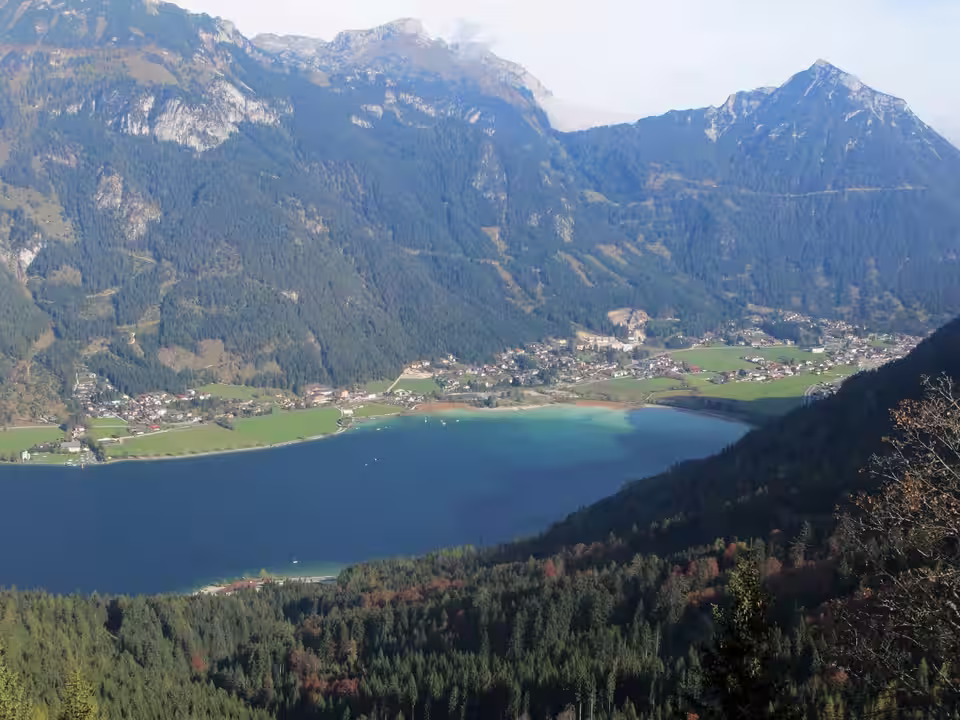 Maurach in der Gemeinde Eben am Achensee am südlichen Seeufer