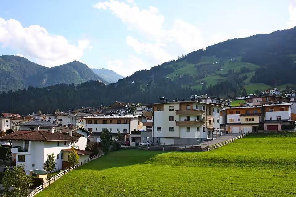 Wohnhäuser und Berglandschaft in Fügenberg