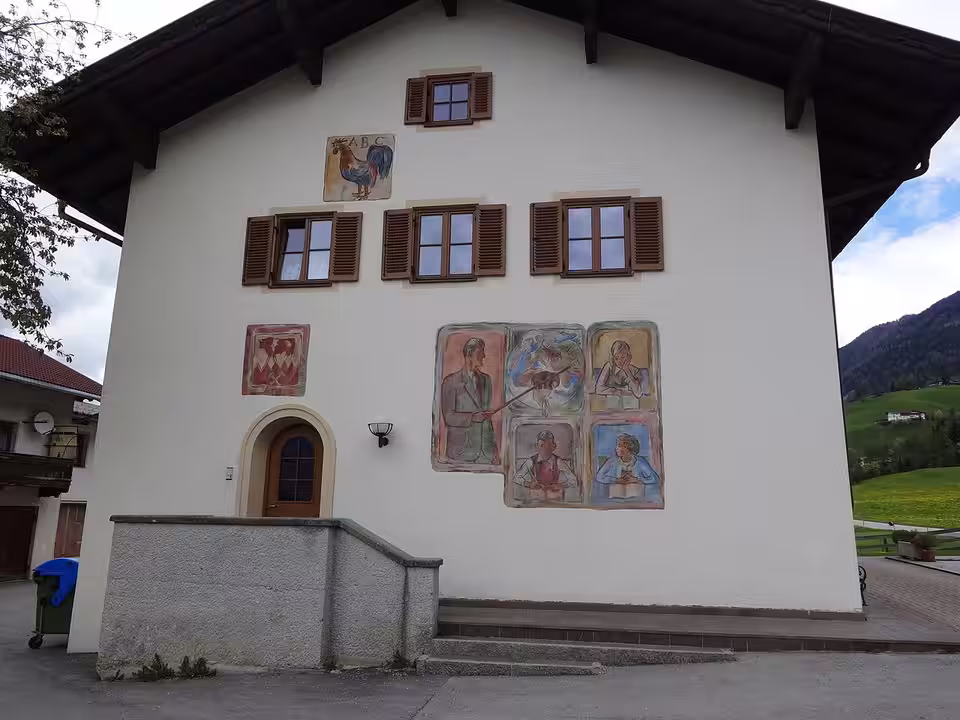 Volksschule mit Fassadenfresken in Gallzein