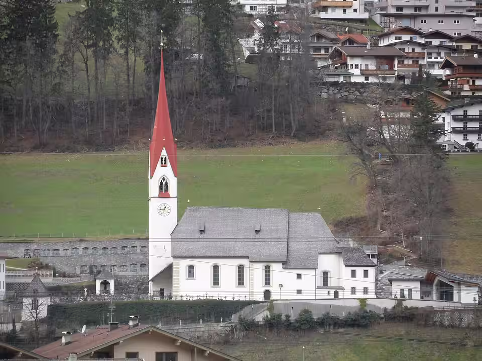 Pfarrkirche von Hippach vor dem Berghang