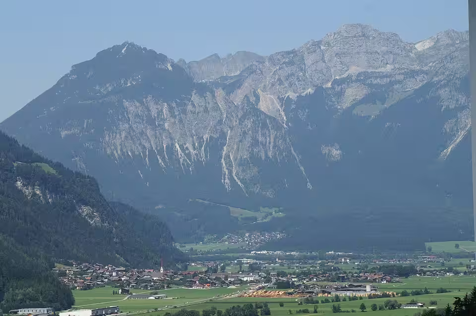Blick auf Schlitters und das Bergmassiv dahinter