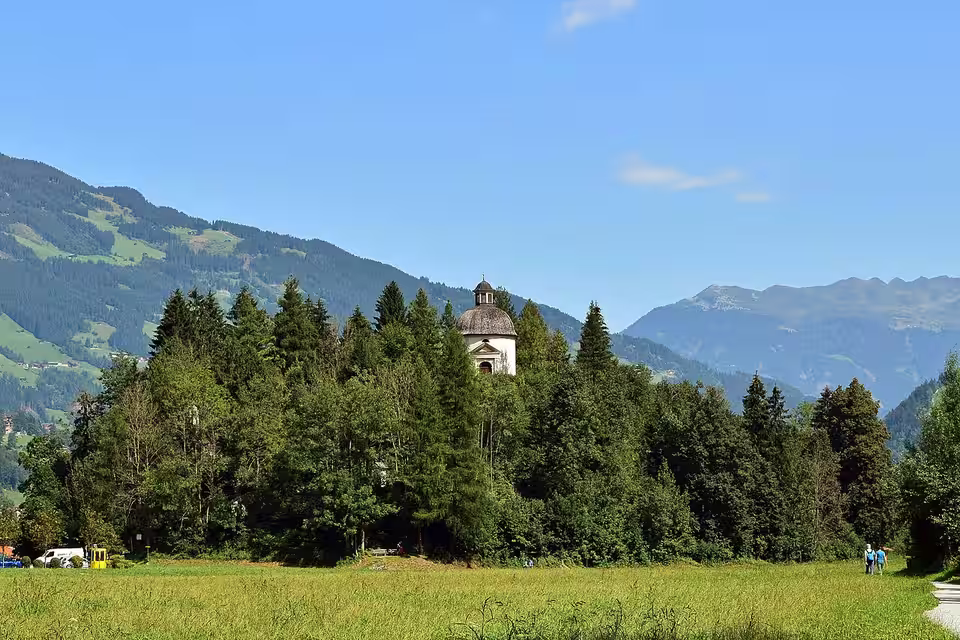 Burgstallschrofen mit Kalvarienbergkapelle in Schwendau