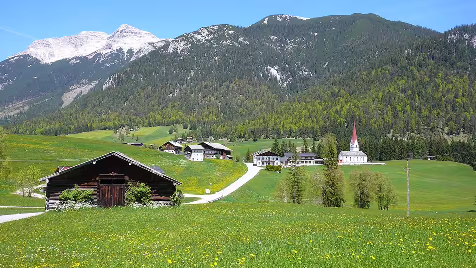 Steinberg am Rofan mit Kirche und Guffert