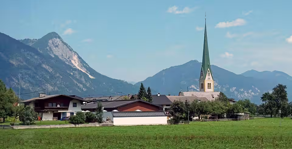Kirche und Wohnhäuser in Strass im Zillertal