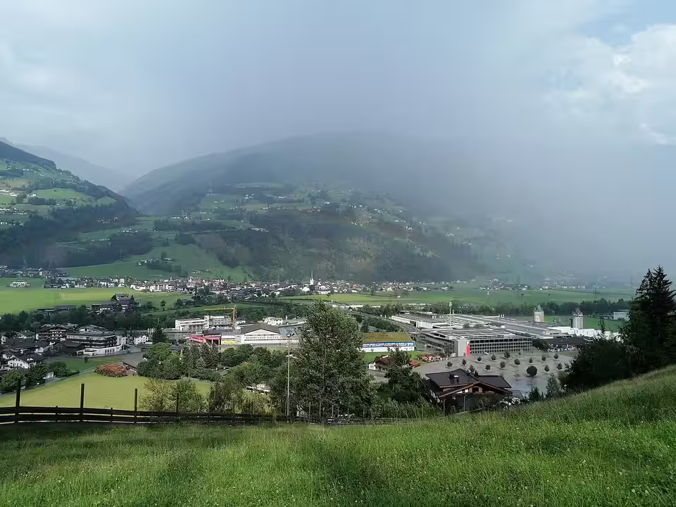 Blick auf Stumm im Zillertal bei aufziehenden Wolken