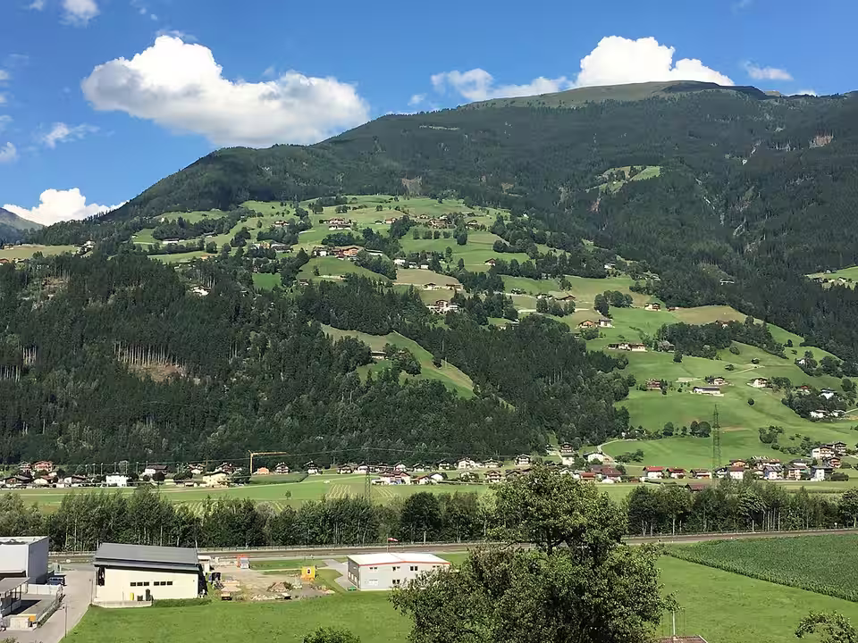 Häuser und Wiesen am Stummerberg