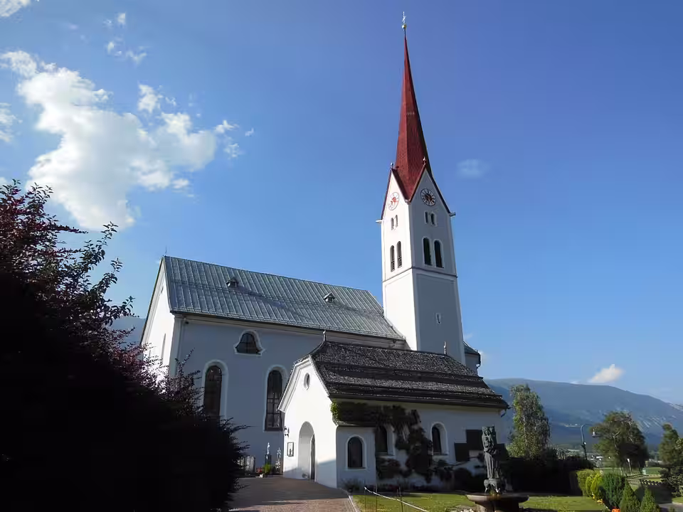 Pfarrkirche Sankt Gallus mit Totenkapelle in Weer